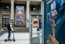 Eltávolították a kormány kiadáscsökkentő tervezete ellen kihelyezett tiltakozó molinót Csíkszeredában